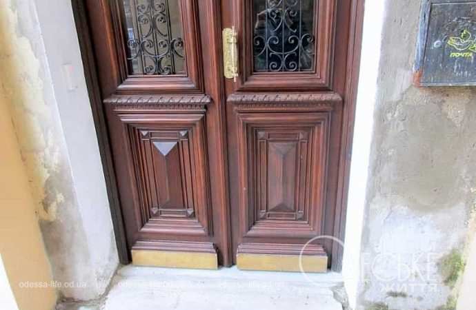 Отреставрировали старинные двери в Одессе