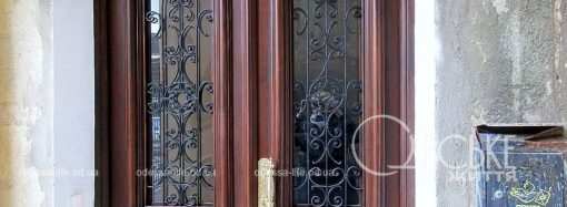 Пропитанные историей города: в Одессе отреставрировали уникальную дверь XIX века (фоторепортаж)