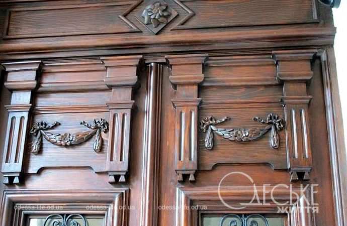 Отреставрировали старинные двери, резьба