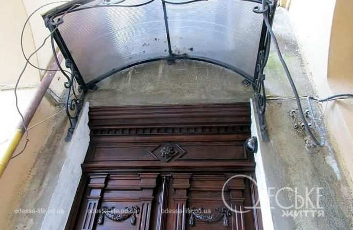 Отреставрировали старинные двери, верх