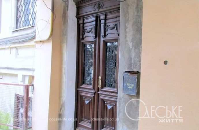 Отреставрировали старинные двери, фасад