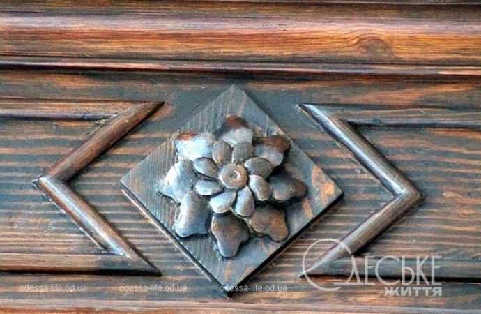 Отреставрировали старинные двери, украшение