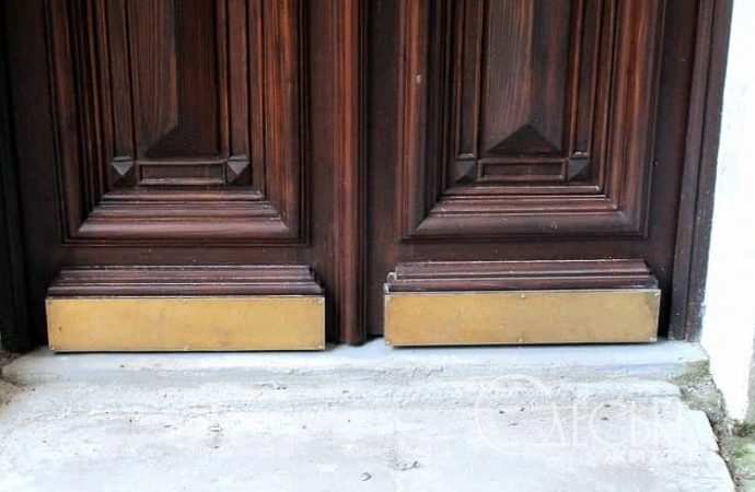 Отреставрировали старинные двери, низ