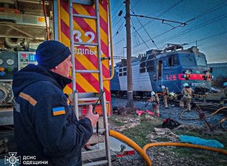 На Одещині спалахнув електровоз: чи є постраждалі (фото)