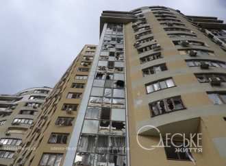 Руйнування в Палаці спорту і вибиті вікна квартир: в Одесі ліквідовують наслідки ракетного удару 25 березня (фоторепортаж)