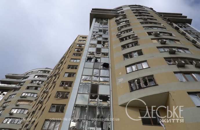 Разрушения во Дворце спорта и выбитые окна квартир: в Одессе ликвидируют последствия ракетного удара 25 марта (фоторепортаж)