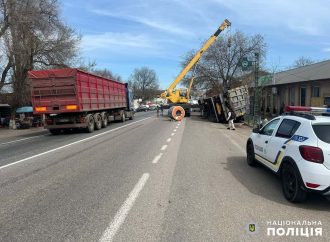 Вниманию водителей: в Большом Дальнике затруднено движение из-за ДТП с грузовиком