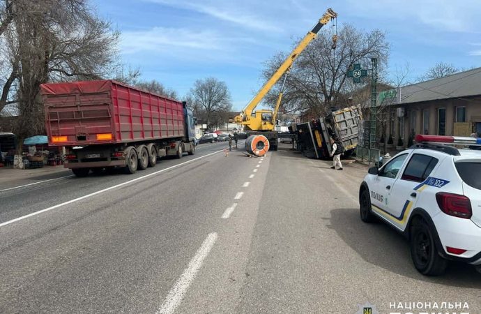 Вниманию водителей: в Большом Дальнике затруднено движение из-за ДТП с грузовиком