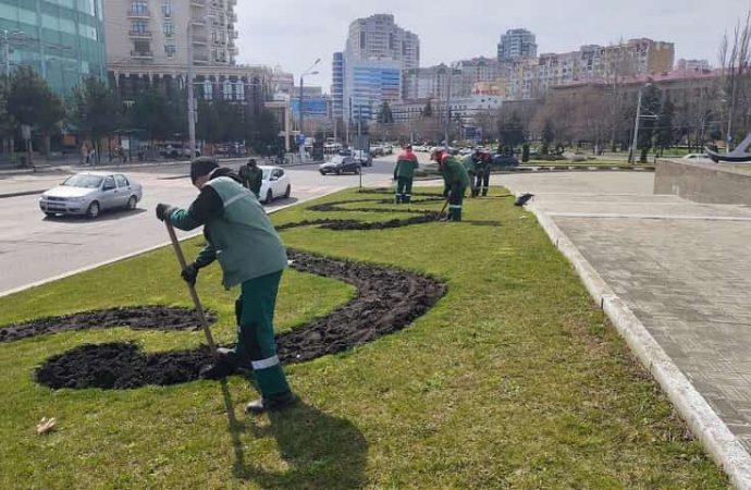 В Одессе готовят газоны к высадке цветов, пл. 10 апреля