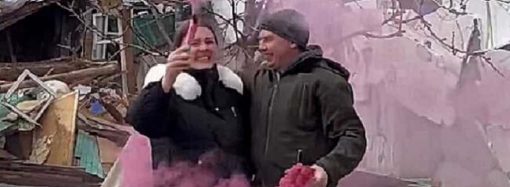 Одесити влаштували «гендер-не паті» на руїнах свого будинку, зруйнованого росіянами (відео)