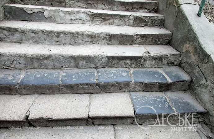 Одесская лестница-гигант, лавовые плиты