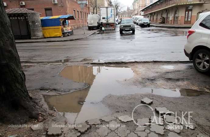 Март в Одессе, лужа