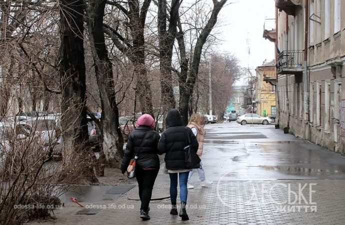 Март в Одессе, прохожие