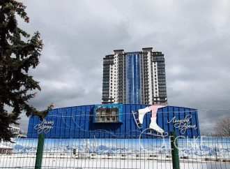 Рани Одеси: Палац спорту та багатоповерхівки поряд після рашистського обстрілу (фоторепортаж)