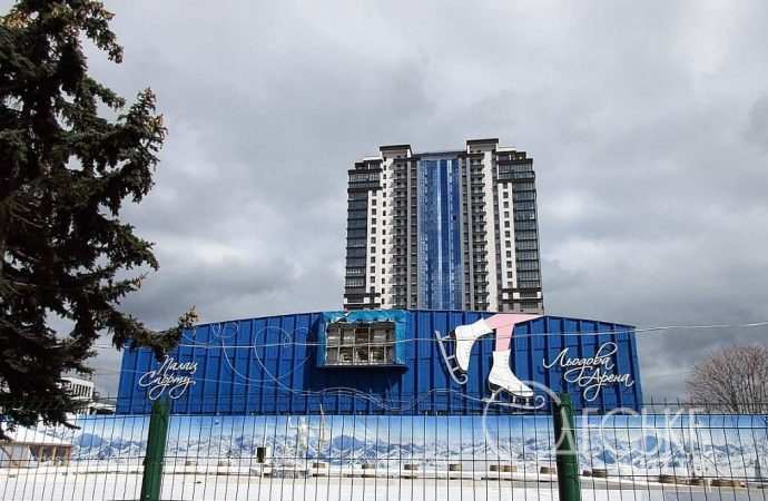 Раны Одессы: Дворец спорта и многоэтажки рядом после рашистского обстрела (фоторепортаж)