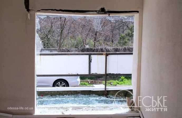 Одесский Дворец спорта после обстрела