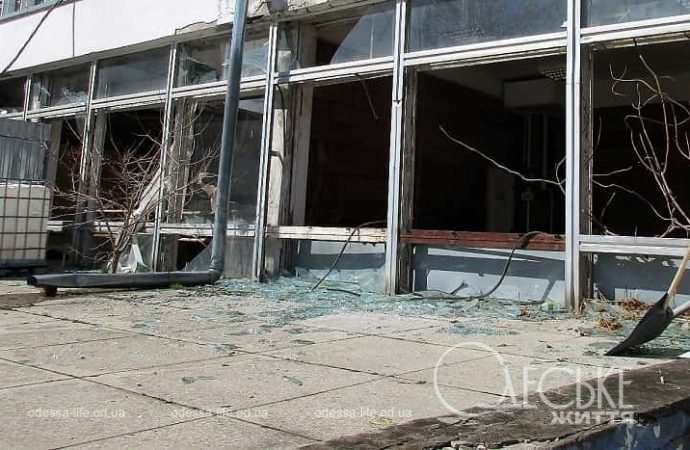 Одесский Дворец спорта после обстрела, выбитые окна