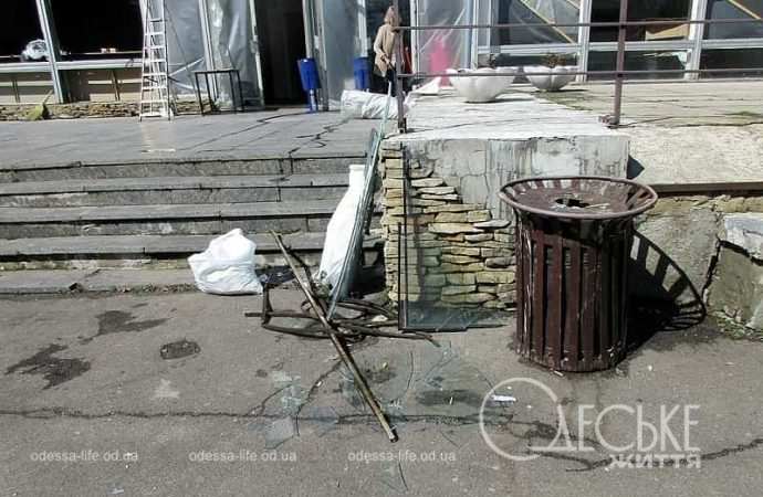 Одесский Дворец спорта после обстрела, стекла