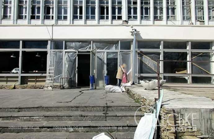 Одесский Дворец спорта после обстрела, изуродованный фасад