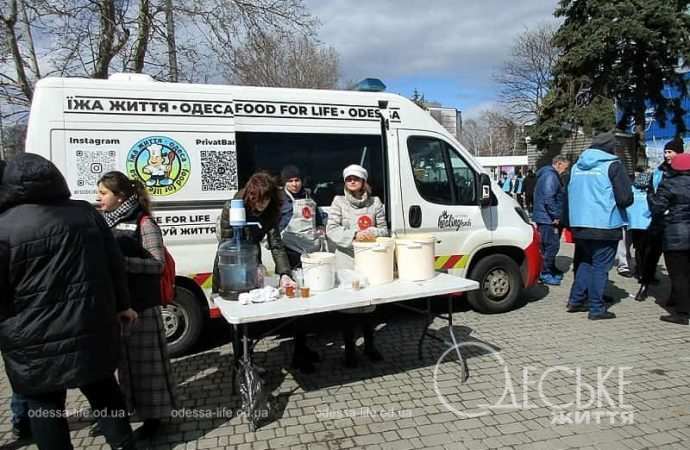 Одесский Дворец спорта после обстрела, горячий обед