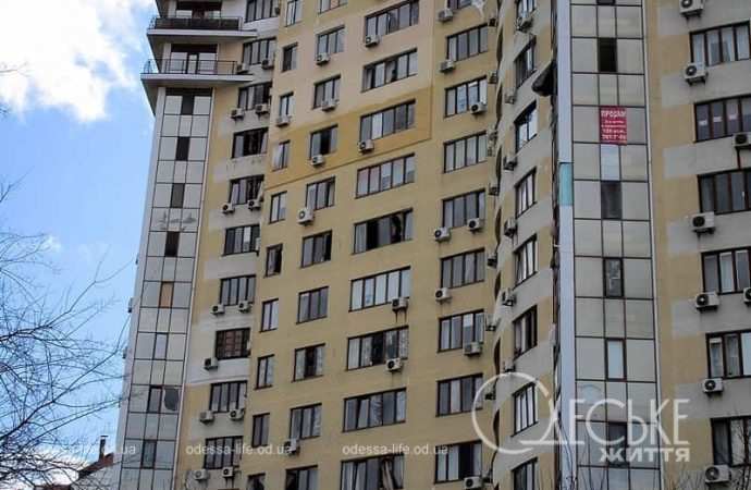 Одесская многоэтажка после обстрела