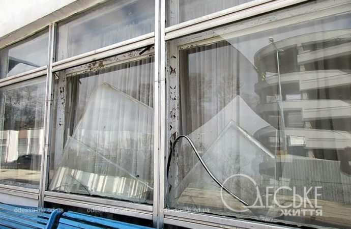 Одесский Дворец спорта после обстрела, окно