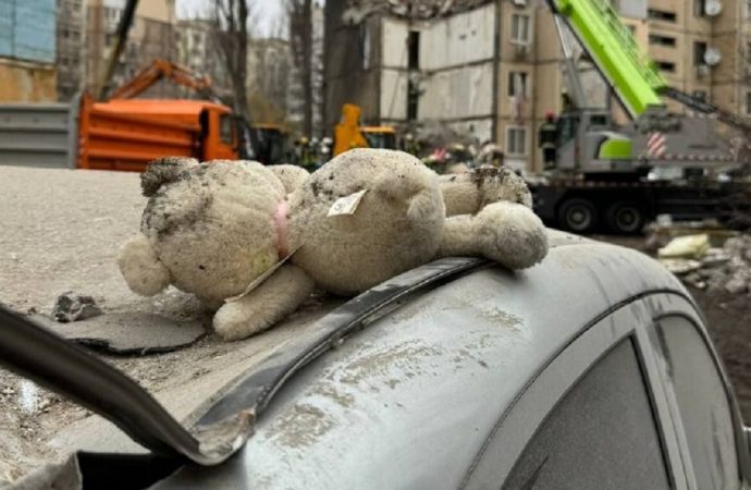 Під завалами в Одесі знайшли тіло дитини (відео)