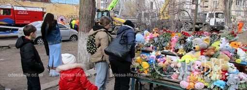 Одеська скорбота: що відбувається поруч з місцем трагедії (фоторепортаж)