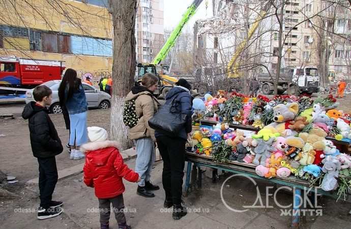 Одеська скорбота: що відбувається поруч з місцем трагедії (фоторепортаж)