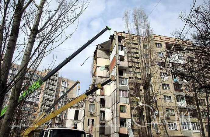 На месте трагедии в Одессе, работают спасатели