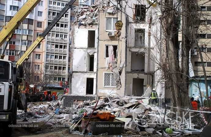 На месте трагедии в Одессе, разрушенный дом