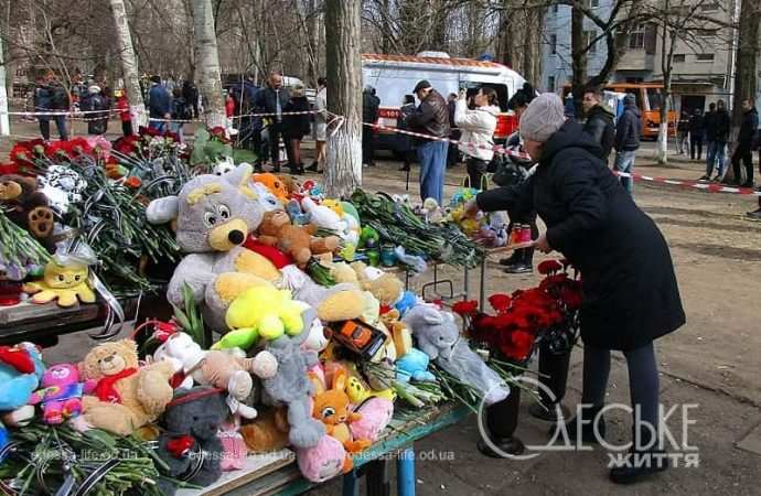 На месте трагедии в Одессе, одесситы приносят цветы