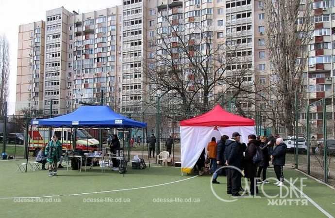 На месте трагедии в Одессе, палатки