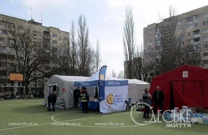На месте трагедии в Одессе, волонтеры