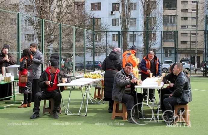 На месте трагедии в Одессе, еда