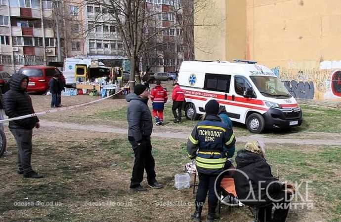 На месте трагедии в Одессе, у разрушенного дома