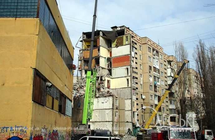 На месте трагедии в Одессе, работает техника