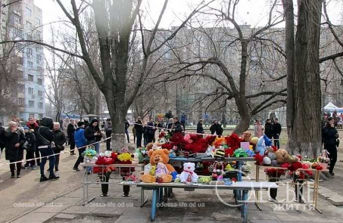 На месте трагедии в Одессе, у народного мемориала