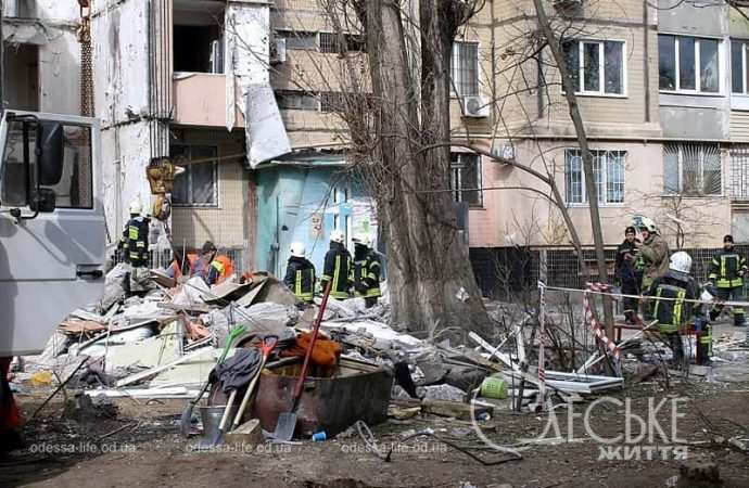 На месте трагедии в Одессе, завалы