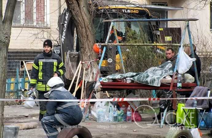 На месте трагедии в Одессе, спасатели