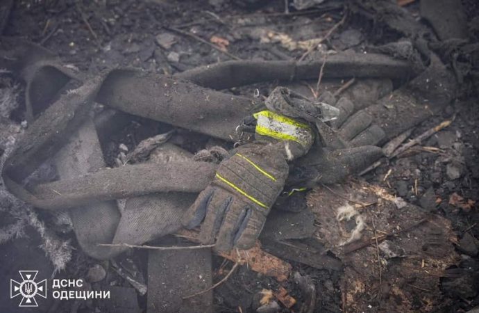 Число жертв ракетного удара по Одессе растет: в больнице умер еще один спасатель