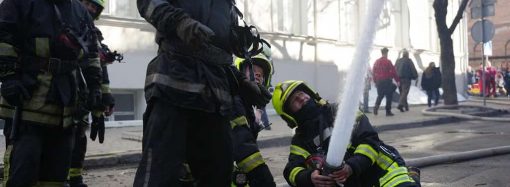 На пожаре в Одессе трагически погиб спасатель: что известно (видео)