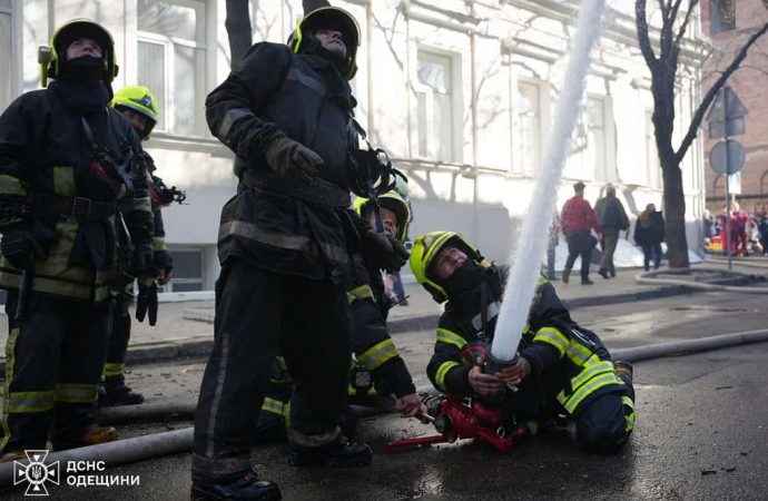 Під час пожежі в Одесі трагічно загинув рятувальник: що відомо (відео)