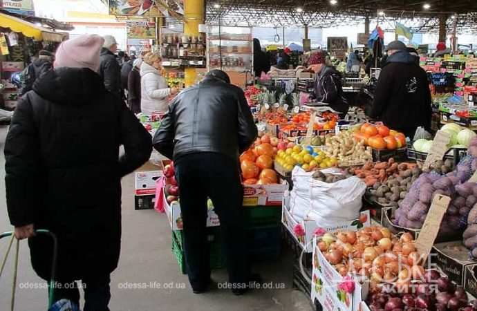 Покупатели на Привозе в Одессе