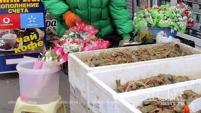Привоз: цветы и раки