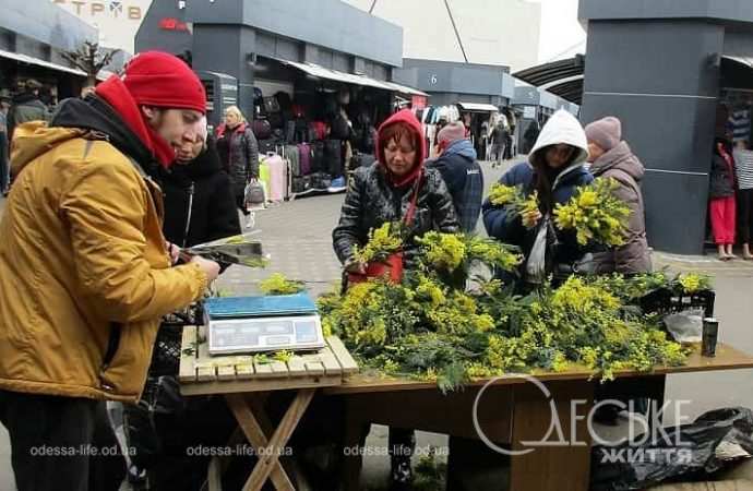 Привоз, продают цветы