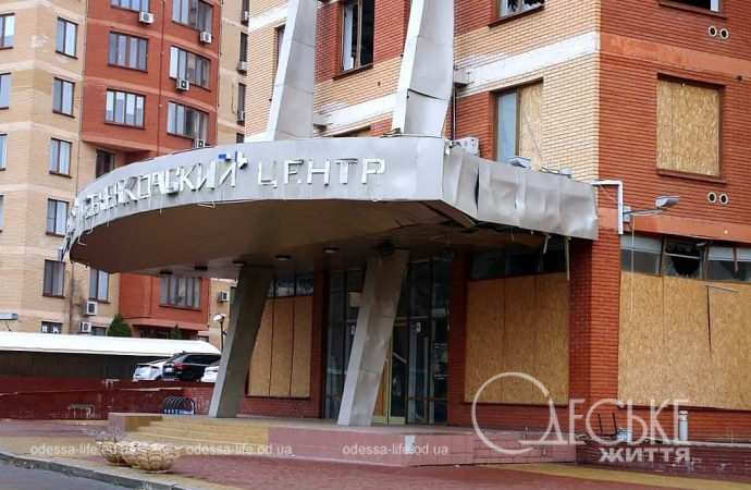 На проспекте Шевченко, бизнес-центр разрушенный