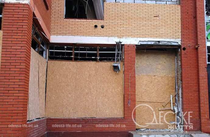 Разрушенный бизнес-центр