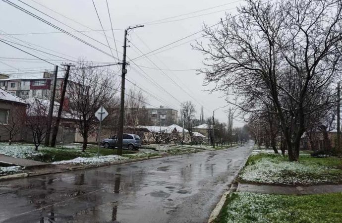 Юг Одесской области засыпало снегом: о чем следует помнить водителям (фото, видео)