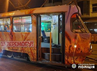В центре Одессы хулиган разбил окно трамвая и побил женщину-водителя: как его накажут